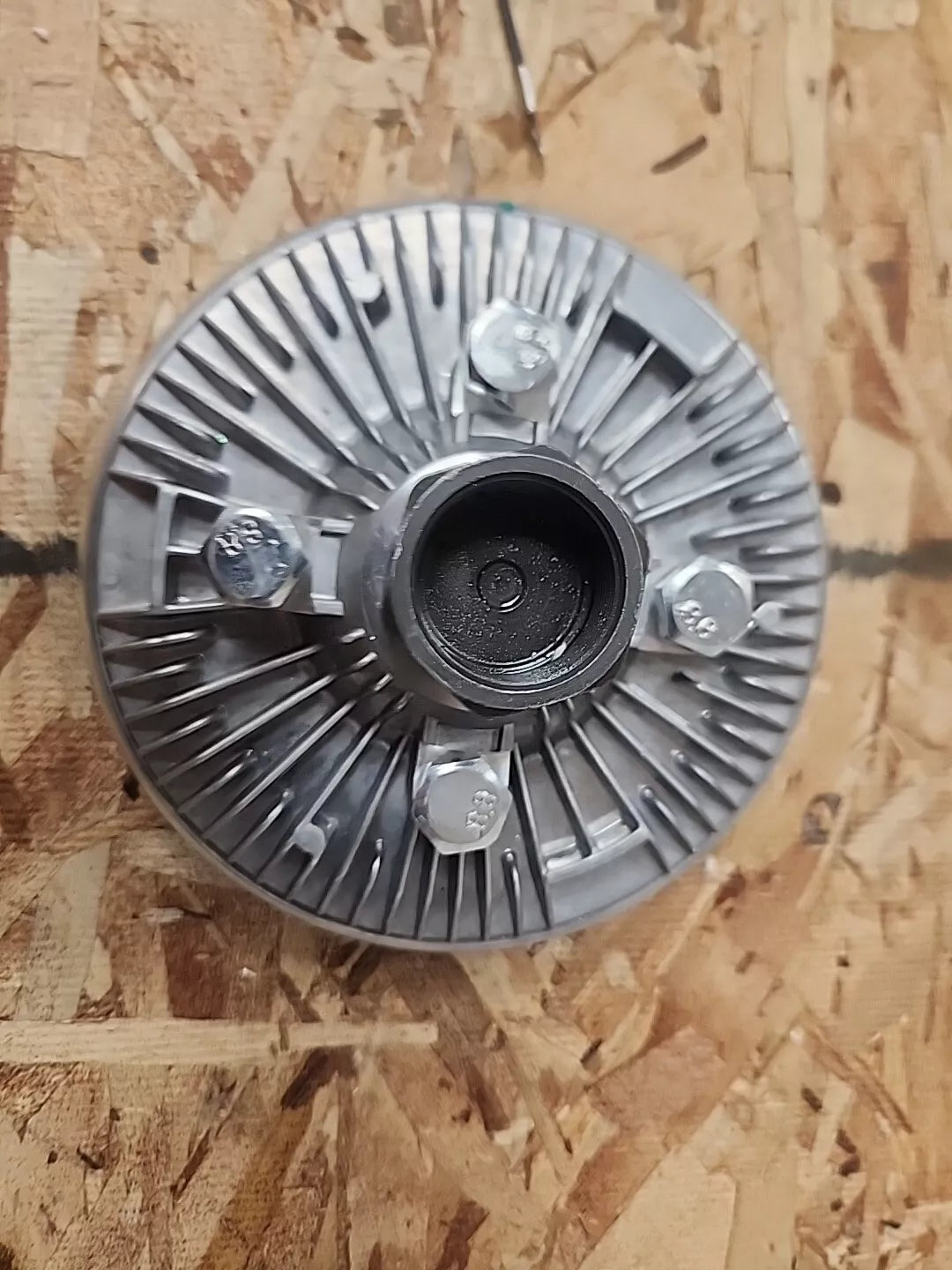 Fan Clutch 226165A3 for CASE Tractor C70 C80 CX70 MX100C CX80 MX80C CX90 MX90C CX100