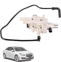 Carcasa de termostato de refrigerante de motor de aluminio mejorada 25192228 con tubo de entrada de calefacción. Compatible con Chevy Cruze 2011-2015 | Sonic 2012-2018. Reemplaza las piezas 55577284, 25199824 y 25192904.